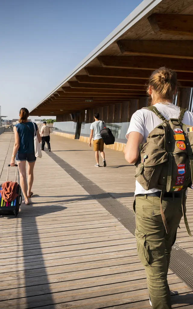 Personnes arrivant en gare de Laval